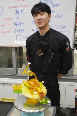 韓國名廚「Leo Kim」示範拉糖工藝。（照片大葉提供）