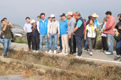 縣長鍾東錦率隊勘查後龍鎮農損 承諾全力協助農民復耕