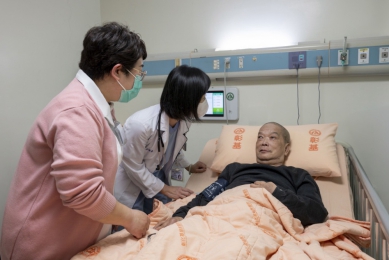 抗癌10年的鬥士(右)。(照片彰基提供)