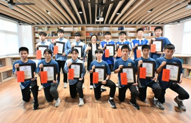 彰化縣3校14名拳擊選手入選國手，王縣長頒獎金打氣加油。（照片縣府提供）