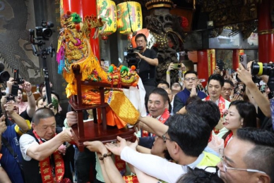 白沙屯拱天宮媽祖北港進香 縣長鍾東錦媽祖會保佑徒步進香圓滿順利、台灣國泰民安