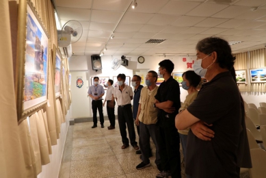 「藝術越高牆 光影照心房」  澎湖監獄邀請澎湖縣攝影學會蒞監舉辦攝影聯展   本次攝影聯展不僅是藝術與矯正的跨界結合，更象徵社會各界共同投入受刑人教化的具體行動。澎湖監獄強調，將持續推動多元教化方案，營造尊重、關懷與希望並存的矯正環境，讓每一位收容人都能在反思與學習中，為重返社會做好準備。藝術走進高牆，光影照亮心房。透過此次展覽，澎湖監獄與澎湖縣攝影學會攜手展現柔性司法的溫度，也為更生之路點燃一盞希望的燈火。