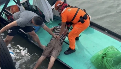 港區潮差過大｜金樽漁港船長整補魚貨跌落海，海巡即刻救援！