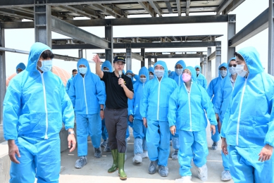 王縣長陪同卓院長訪視漢寶牧場。（照片縣府提供）