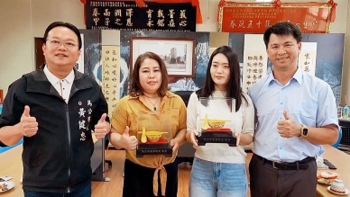 馬公國小勇奪全國午餐大賽特優 黃健忠頒贈「金飯碗」肯定團隊用心  本屆賽事以國產水產品為主題，強調在地食材與營養設計的整合。馬公國小由午餐專業經理人陳玨涵與廚師葉雪花組成團隊，運用澎湖海鮮與農產特色，設計五穀栗香火龍果拌飯、甘梅丁香魚佐紫菜蝦皮餅、鮮味時蔬燴五花、薑絲芥藍菜及酸瓜蛤蜊排骨湯等菜色，從主食到湯品呈現海島風味，也讓孩子在日常用餐中認識在地飲食文化。