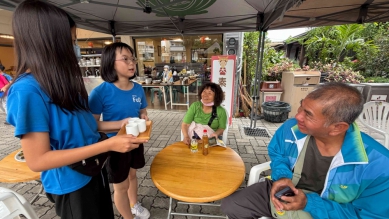大甲媽遶境回鑾，福德國小學童給香客奉茶。（照片福德提供）