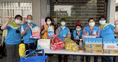 「秀和苑」日照中心長輩，送自製艾草防蚊香包，與香燈腳結緣。（照片秀和苑提供）