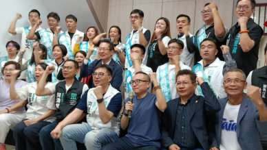 民眾黨不分區立委王安祥（二排中）成立員林服務處。（照片林碧珠攝）