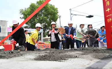 田尾鄉衛生所和「衛福大樓」由王縣長和立委動土。（照片縣府提供）