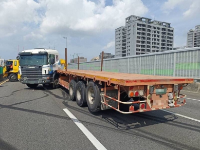 聯結車國10自撞護欄占雙線一度大塞車