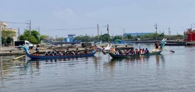 林園中芸港龍舟賽52隊參加參賽隊伍在汕尾漁港加緊練習