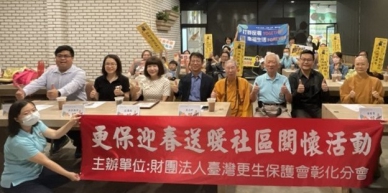 「母親節社區關懷」, 彰化地檢署和更保分會宣導反詐騙、反賄選。（照片彰檢提供） 　