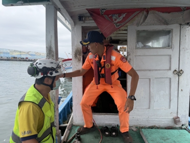 感人畫面｜遭魟魚刺傷左腳掌，富岡漁船船長求救，海巡揹負緊急救援！
