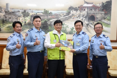 空軍第一聯隊拜會澎縣府　強化敦親睦鄰、深化軍民合作  林皆興表示，澎湖位處臺灣海峽樞紐，戰略地位重要，具有我國海、空防線極其重要的戰略位置，空軍官兵平日堅守崗位，戮力戰備演訓、救災等任務，並秉持「軍民一家」精神，積極參與地方服務與公益活動，促進軍民和諧與團結，在此他致上最誠摯謝意。