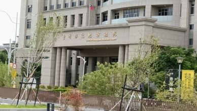 為細故與母親爭吵，繼而將母親絆倒再抓頭撞地及掐頸窒息死亡，彰化地院將周女判刑12年半。（