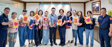 母親節前夕，芳苑警分局長黃一航（中）送康乃馨和蛋糕、禮物給女同事。（照片分局提供）