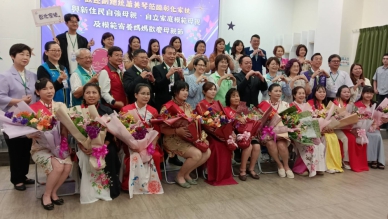母親節前夕，副總統蕭美琴（二排中）由立委陳素月陪同向東南亞新住民媽媽賀節。（照片記者林碧珠攝）　