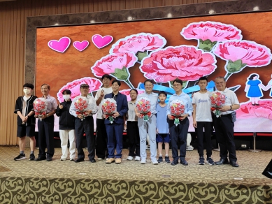 一場關於開花與灌溉的生命故事 北回培英文教協會與科技與人文共譜感恩嘉點愛