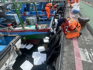 富岡港區發現海面油污 ｜海巡即時應變防止擴散