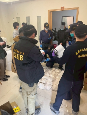 利用郵包夾藏製毒原料走私  嘉檢跨部會掃蕩民宅製毒工廠　查扣逾四十公斤毒品  阻絕喪屍菸彈流入市面