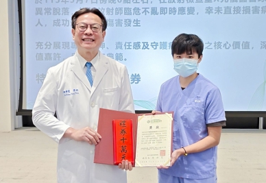 彰基總院長陳穆寬(左)頒10萬元獎金給英勇機警的謝姓放射師(右)。(照片彰基提供)