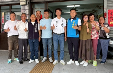 下屆員林市長選舉，縣議員涂俊任（中）由好友陪同到國民黨員林市黨部完成黨內初選登記。（照片涂俊任提供）