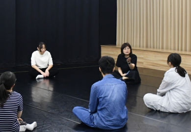 南華大學文學系戲劇工作坊「聆聽我的小宇宙」 藝人林嘉俐帶領學生感官創作