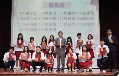 縣長鍾東錦出席苗農、苗中畢業典禮 勉勵學子展現青年力量