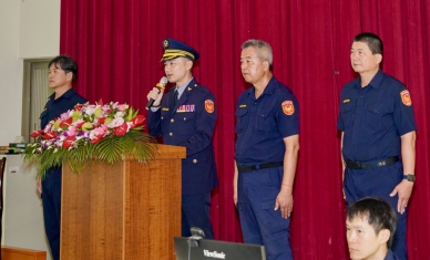 芳苑警分局三位新任所長，由分局長黃一航（右3致詞者）聯合布達。（照片警方提供）