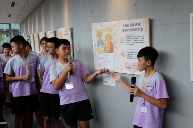 嘉縣新埤國小23名國小生  攜手嘉基太保日照機構訪談長者  老幼生命星光故事繪本展揭幕