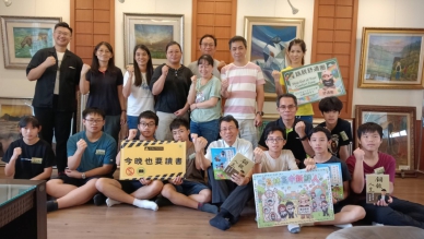 員高優免新生報到，校長楊豪森（前排中）歡迎15名高分群同學入校。（照片記者林碧珠攝）