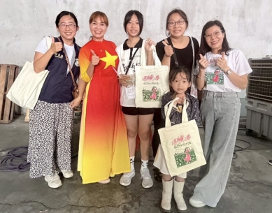 「新住民多元文化共融」推出「茉莉新一袋-網印手作體驗」。(照片移民署提供)