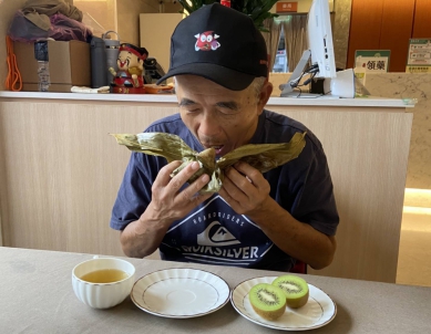 高齡長者吃粽要當心　醫：細嚼慢嚥比算熱量更重要