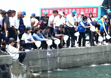 從魚苗放流到海廢再生 雲林縣政府攜手台塑企業與雲林區漁會 推動魚苗放流實踐海洋永續新願景！