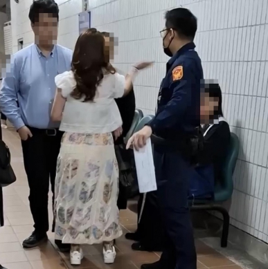 惡霸女無悔意再於法庭灑潑    法官裁定七月二日起延押兩個月