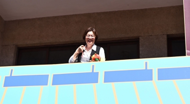 「繡球傳情,五月安康」鹿港古鎮登場,王縣長示範。(照片縣府提供)