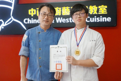 大葉江昶慶同學（右）在林言叡老師（左）指導下，第一次參加國際大賽就奪首獎。（照片大葉提供）
