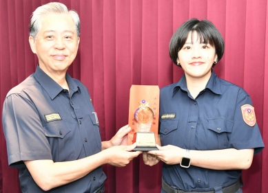 蔡幸恩搶救仰藥自殘女子    局長吳敬田頒獎表揚稱譽