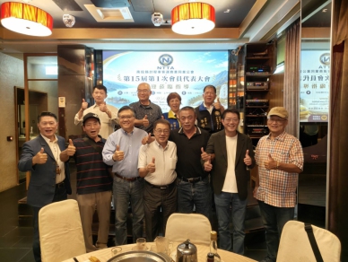南投縣計程車客運商業同業公會15屆第1次會員大會圓滿落幕該會幹部與本報卓社長合影留念  （圖2記者陳朝枝攝）