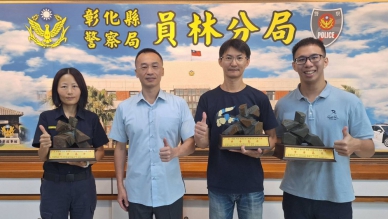 員林所長江耀邦（右2）、大村所長李宜蓁（左）、莒光副所長呂泓緯（右）榮升，分局長（左2）祝賀。（照片警方提供）。