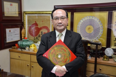 楊登嵙點評埔里百年土地公廟遭「倒插香」引公憤! 高哲翰專文