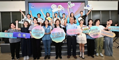5團「傑出演藝團隊」和2團「潛力演藝團隊」，由王縣長頒發證書。（照片縣府提供）