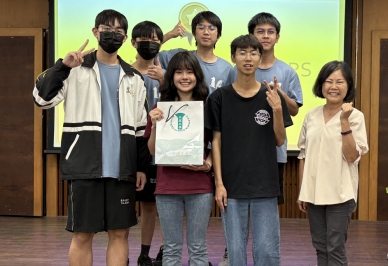 日本北海道大學國際研討會，大葉英語系主任曹秀蓉（前排右1）發表論文。（照片大葉提供）