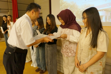 大葉「國際專修部學生結業典禮」，由主任施建彬頒發結業證書。（照片大葉提供）