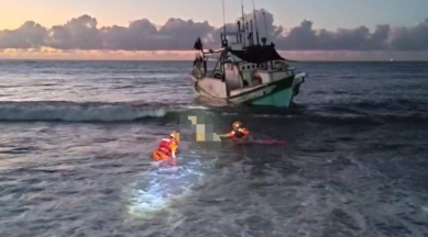 新港籍漁船小馬海灘擱淺｜海巡主動發現即時救援3名船員脫險