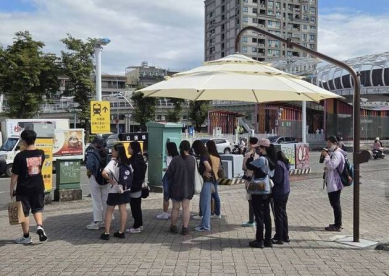 遮陽傘抗高溫爭議環境部長彭啓明種樹比種傘好