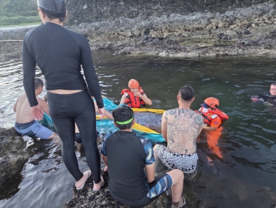 喙鯨擱淺綠島柚子湖｜海巡民眾30人救援總動員，仍不幸死亡！