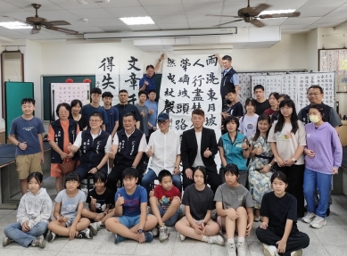 張明達議長提筆與學子寫書法 關懷和睦國小藝文教育夏日樂學