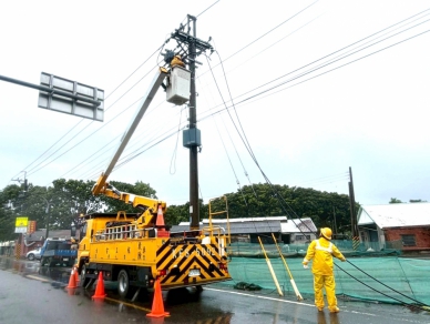 巴威颱風一度造成雲林停電戶數逾8千多戶 經台電雲林區處竭力搶修 今晚9點前全面復電！