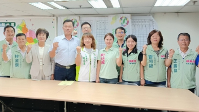 民進黨彰化縣黨部主委謝翠屏（前排中）宣布徵召張政岳（前排左4）參選員林市長。（照片記者周為政攝）